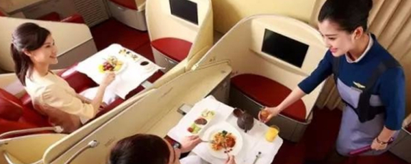 飛機(jī)上的正餐服務(wù) 為什么乘客能享用機(jī)上餐食？